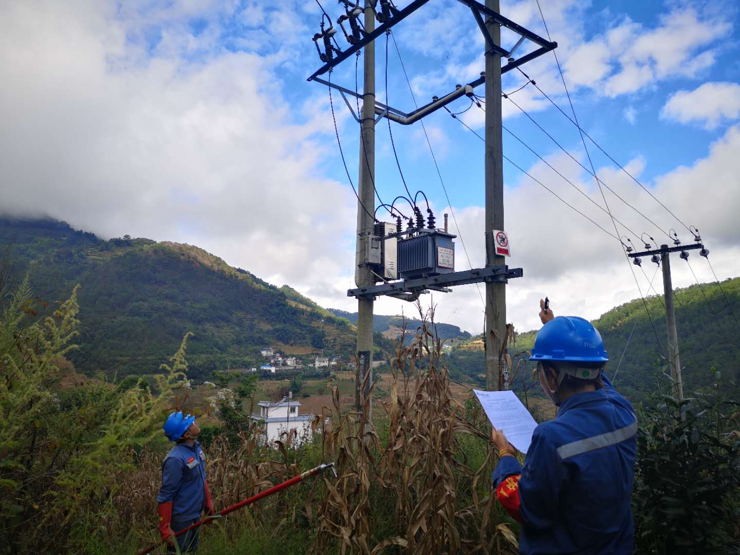 臨滄云縣供電局開展線路維護(hù)改造，全面提升供電可靠性