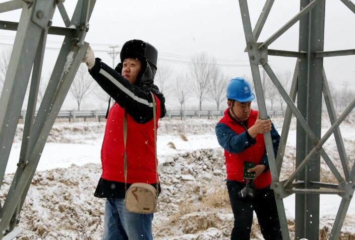 國網(wǎng)無棣縣供電公司冒雪巡線確保民生用電