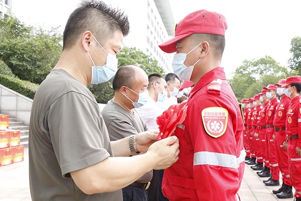 駐地退役軍人創(chuàng)業(yè)服務(wù)公司走訪慰問中國安能常州分公司赴鄭搶險(xiǎn)隊(duì)員