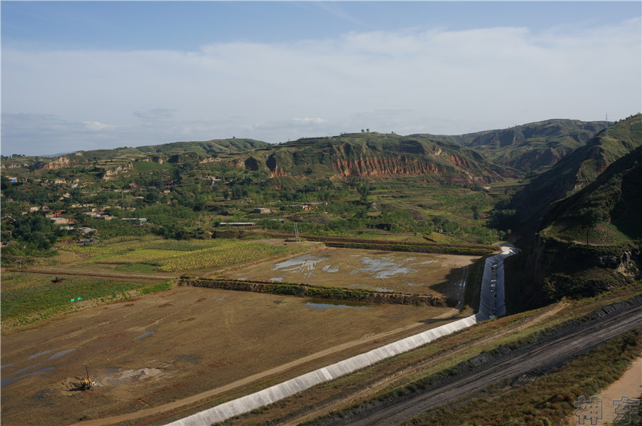 煤矸石填溝造地，千畝溝壑變良田