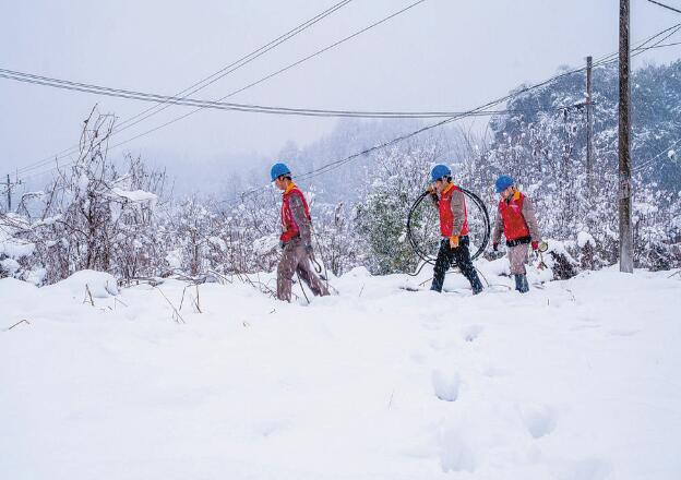 國網(wǎng)宣城供電公司：堅守一線勇?lián)?dāng) 抗擊冰雪保供電