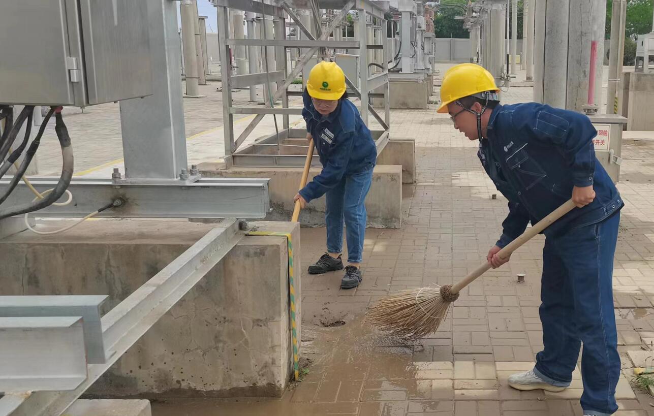 戈壁有雨，阿電人全力出擊保供電