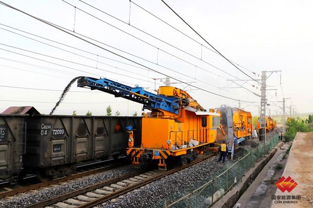 國家能源集團鐵路裝備完成準池鐵路線路機械清篩作業(yè)任務