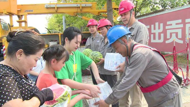 四川什邡：電力工人高溫保電忙，社區(qū)群眾熱情慰問表感謝