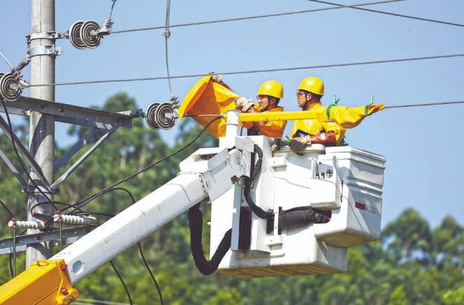 四川廣安：40攝氏度，他們帶電作業(yè)