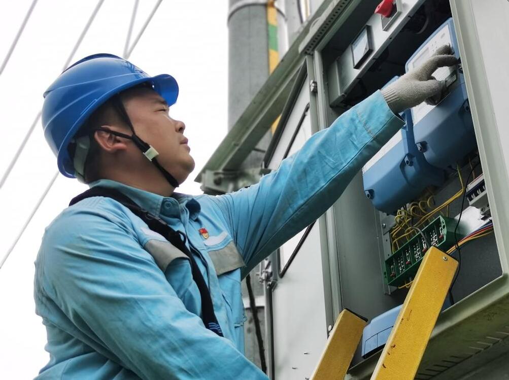 昔日“戎裝穿” 今朝“南網藍”——記南方電網德江供電局高山供電所客戶經理張立