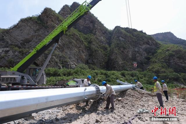 國網(wǎng)北京電力架設鋼制電桿提升山區(qū)抗洪抗災能力