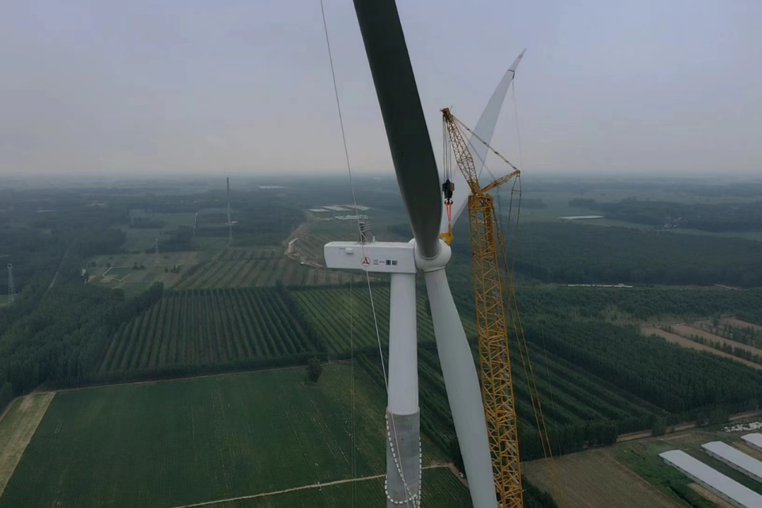 杞縣西寨林場100MW風(fēng)電項目首臺風(fēng)機吊裝完成