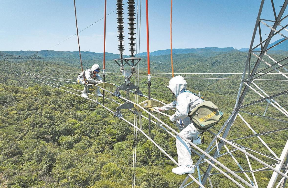 國網(wǎng)湖北超高壓公司30米高空 帶電消除鐵塔缺陷