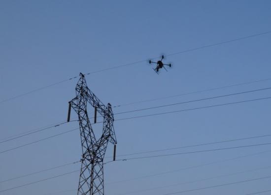 實現(xiàn)電力智能巡檢、帶電水沖洗、架空輸電線路無人機巡檢